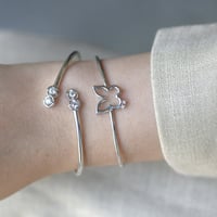 أسورة فراشة أنيقة باللون الفضي (B96) .