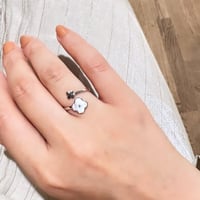 خاتم ورد أنيق اللون فضي (R340) .