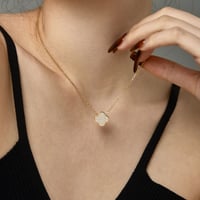 سلسلة ورد أنيقة اللون ذهبي وفض . (N949)