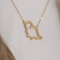 سلسلة خريطة المملكة باللون الذهبي (N380) .