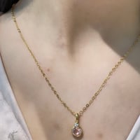 سلسلة أنيقة باللون الذهبي (N635) .