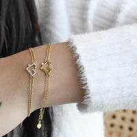 أسورة حب باللون الذهبي (B954).