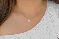 سلسلة الفراشة باللون الذهبي (N678) .