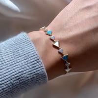 أسورة أنيقة باللون الذهبي (B574) .