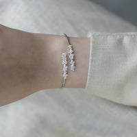 أسورة أنيقة باللون الفضي (B929) .