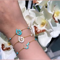 أسورة حروف تصميم خاص باللون الذهبي (B959) .