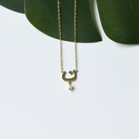 سلسلة تصميم بحرف باللؤلؤ . (N972)