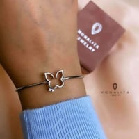 أسورة فراشة أنيقة باللون الفضي (B96) .