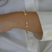 أسورة أنيقة باللون الذهبي (B752).