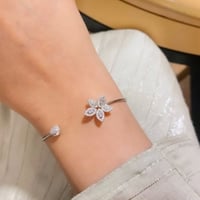 أسورة ورد أنيقة باللون الفضي (B728) .