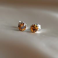 حلق أنيق باللون الفضي ( متوفر بعدة ألوان ) .