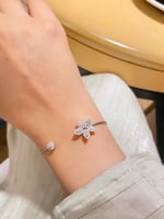 أسورة ورد أنيقة باللون الفضي (B728) .