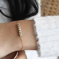 أسورة أنيقة باللون / ذهبي . (B980)