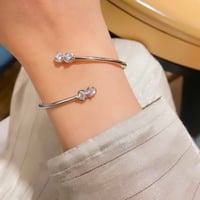 أسورة أنيقة باللون الفضي (B727) .