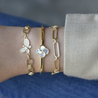 أسورة فراشة أنيقة باللون الذهبي (B885) .