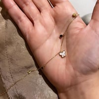 أسورة فراشة أنيقة باللون الذهبي (B441).