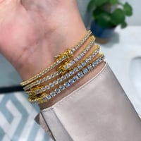 أساور التنس الأنيقة باللون الذهبي (B705) .