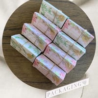 ميدالية مفتاح خرز بني وبيج