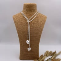 سلسال خرز مع قطعتين من اللولو الطبيعي