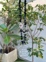 تعليقه سياره بأسم مطلي ذهب وحرف كبير مطلي