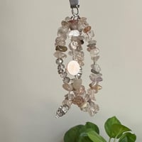 ميدالية مفتاح خرز بني وبيج