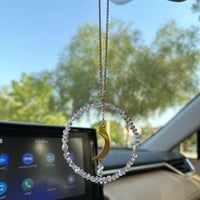 تعليقه سياره مع حرف مطلي ذهب كبير