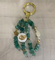 ميداليه حجر اخضر ( اسم مطلي ذهب )