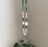 تعليقه سياره حجر وردي واخضر