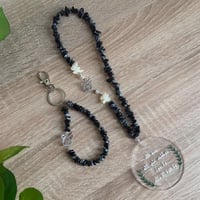 تعليقه سياره بأضافة أسم مطلي ذهب