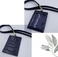 تعليقه بطاقه حجر + حامل بطاقه جلد