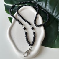 تعليقه بطاقه خرز اسود مطفي