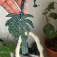 تعليقة اخضر غامق للشنط والسيارة