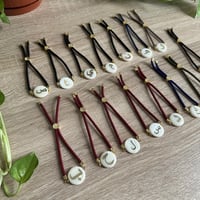 اساور خيوط بحروف عربية ( فري سايز )