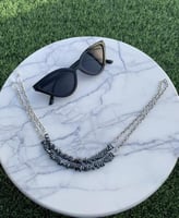 سلسله نظاره مع حجر رمادي