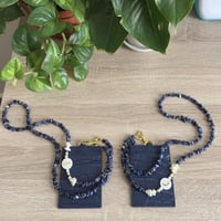 تعليقه بطاقه بحرف مطلي + حامل بطاقه جلد