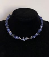 تشوكر حجر ازرق (مع حرف مطلي)