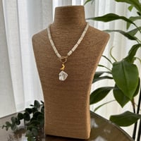 سلسال لولو زراعي بقفل مميز بحرف مطلي ذهب