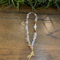 تعليقه سياره حجر مع ( حصان مطلي ذهب )