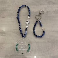 تعليقه سياره مع ميداليه ( بحرف مطلي ذهب )