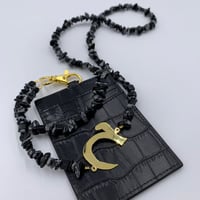 تعليقه بطاقه مع حرف مطلي ذهب + حامل بطاقه جلد