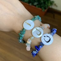 اساور حجر مع حرف عربي