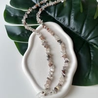 تعليقه نظارة حجر بيج رمادي