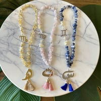 تعليقه سياره مع ( برج + حرف ) مطلي ذهب