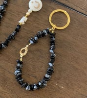 ميداليه حجر اسود مع حرف مطلي ذهب)