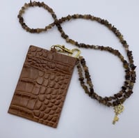 تعليقه بطاقة حجر بني وحامل بطاقه جلد