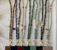 تعليقه بطاقه حجر