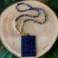 تعليقه بطاقه مع اسم مطلي ذهب + حامل بطاقه جلد