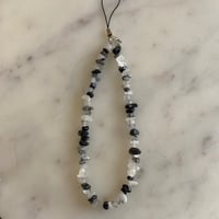 تعليقه جوال حجر اسود ممزوج بالابيض