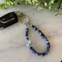 ميداليه مفتاح مع حرف مطلي ذهب