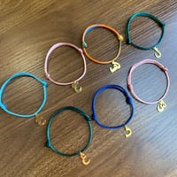 اساور خيط مع حرف عربي مطلي